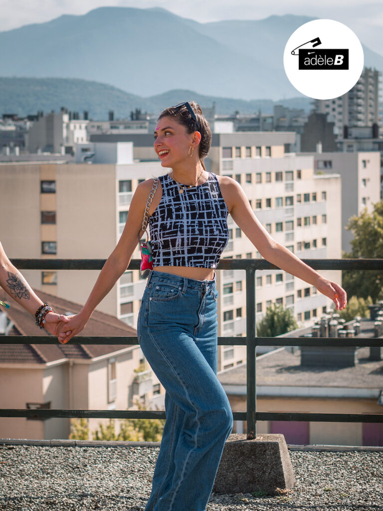 Mannequin femme posant sur le toit d'un immeuble